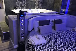 Luxury Spa Suite