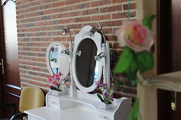 LLARELA NAILS CENTER