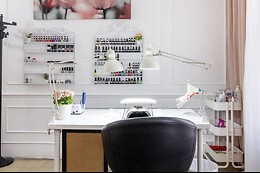 JULIA'S BEAUTY NAILS CENTER