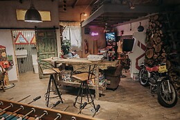 LA CASITA DE ALBINO & LARCADE