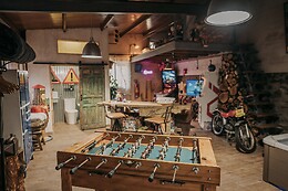LA CASITA DE ALBINO & LARCADE