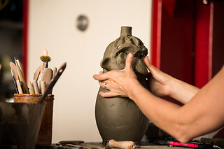 Laboratorio di decorazione su ceramica presso Artefice Atelier a Ragusa