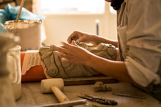 Laboratorio di decorazione su ceramica presso Artefice Atelier a Ragusa