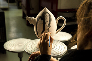 Laboratorio di decorazione su ceramica presso Artefice Atelier a Ragusa