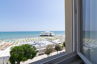 Due notti con colazioni presso l'Hotel de la Ville sulla spiaggia di Senigallia