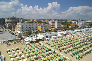 Due notti con colazioni presso l'Hotel de la Ville sulla spiaggia di Senigallia