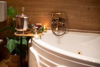 Soggiorno benessere di due notti con vasca idromassaggio presso Suite Room in provincia di Caserta