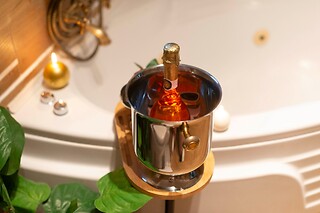 Soggiorno benessere di due notti con vasca idromassaggio presso Suite Room in provincia di Caserta