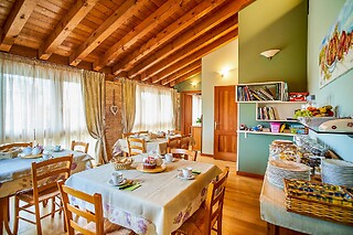 Soggiorno enogastronomico di una notte con visita alla cantina presso Agriturismo Valle Galfina in provincia di Catania