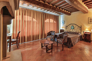 Soggiorno da sogno di due notti tra gusto e relax presso Hotel Relais Le Pozze di Lecchi in provincia di Siena