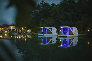 Soggiorno insolito di una notte in camere galleggianti con aperitivo presso Floating Dream in provincia di Torino