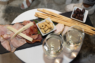 Soggiorno insolito di una notte in camere galleggianti con aperitivo presso Floating Dream in provincia di Torino