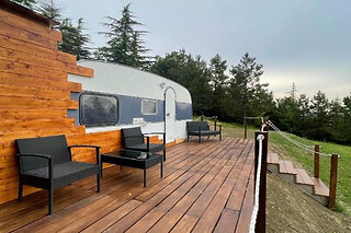 Soggiorno insolito di una notte in caravan con colazione, cena e accesso alla vasca idromassaggio presso l'Agriturismo La Taverna in provincia di Bologna