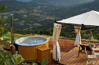 Soggiorno insolito di una notte in Tenda Tipì con Hot Tube e apericena presso Tipì Glamping La Torre in provincia di Modena