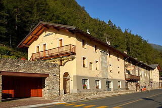 Soggiorno di due notti con colazione e cena tipica presso Locanda la Clusaz in Valle d'Aosta