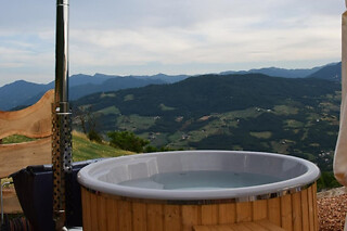 Soggiorno insolito di una notte in Tenda Tipì con Hot Tube e apericena presso Tipì Glamping La Torre in provincia di Modena