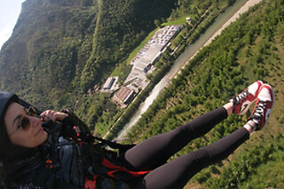Volo con il parapendio di circa 20 minuti con video ricordo a Pisa