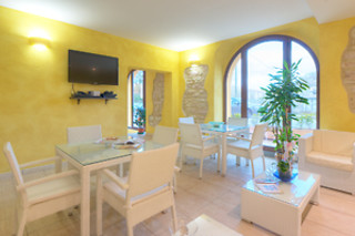 Soggiorno di due notti con colazioni al Raffaello Residence in provincia di Ancona