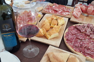 Visita alla cantina con degustazione di vini e prodotti tipici presso La Veneranda a Montefalco, in provincia di Perugia