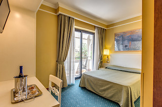 Soggiorno di due notti con colazioni presso Cervara Park Hotel a Roma