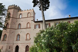 Soggiorno enogastronomico di una notte presso Castello Montegiove in provincia di Pesaro e Urbino