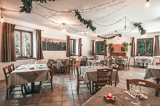Soggiorno insolito di una notte in StarsBOX con cena da tre portate al Forest Camp Val di Gresta in provincia di Trento