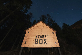 Soggiorno insolito di una notte in StarsBOX con cena da tre portate al Forest Camp Val di Gresta in provincia di Trento
