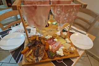 Gustosa cena per due presso l'enoteca Gusto Divino in provincia di Macerata