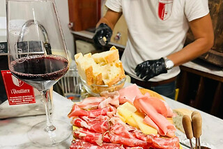 Degustazione di vini con tagliere di salumi toscani presso I' Vinattiere a Firenze