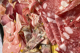 Degustazione di vini con tagliere di salumi toscani presso I' Vinattiere a Firenze
