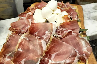Degustazione di vini con tagliere di salumi toscani presso I' Vinattiere a Firenze