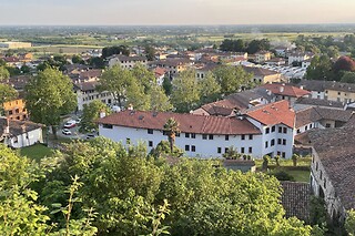 Soggiorno insolito di due notti con noleggio e-bike presso Borgo Terra Village in provincia di Udine
