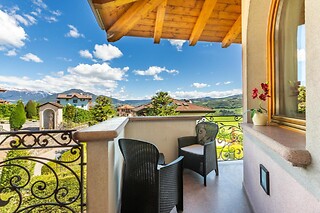 Soggiorno benessere di una notte con colazione e accesso alla spa e piscina presso Villa Quercia Relais & Spa a Rallo in provincia di Trento