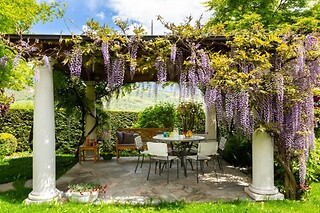 Soggiorno benessere di una notte con colazione e accesso alla spa e piscina presso Villa Quercia Relais & Spa a Rallo in provincia di Trento