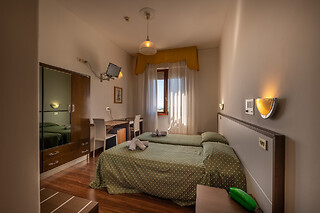 Soggiorno di una notte in famiglia con colazione presso Hotel Cristallo in provincia di Siena