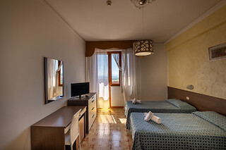 Soggiorno di una notte in famiglia con colazione presso Hotel Cristallo in provincia di Siena