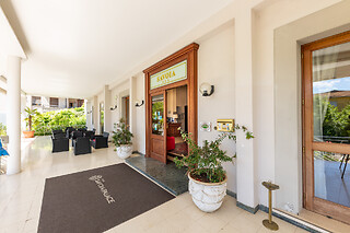 Soggiorno di una notte in famiglia con colazione presso Hotel Savoia Palace in provincia di Siena