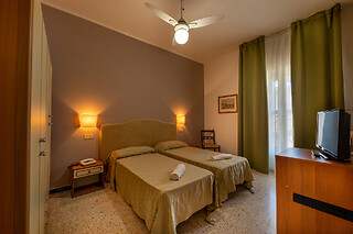 Soggiorno di una notte in famiglia con colazione presso Hotel Savoia Palace in provincia di Siena