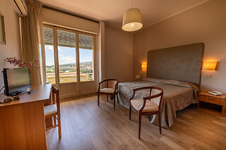 Soggiorno di una notte in famiglia con colazione presso Hotel Savoia Palace in provincia di Siena