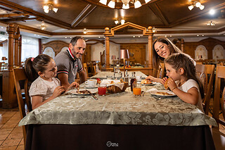 Soggiorno gastronomico di una notte per due al Family Hotel La Perla a Valle di Primiero in provincia di Trento