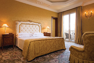 Soggiorno di due notti con colazioni presso il Grand Hotel Vanvitelli in provincia di Caserta