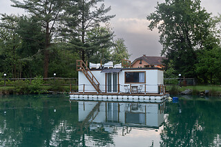 Soggiorno insolito di una notte in houseboat con colazione, aperitivo e cena presso Floating Dream a Fiano in provincia di Torino