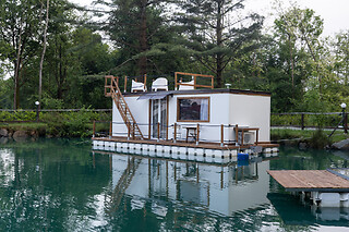 Soggiorno insolito di una notte in houseboat con colazione e aperitivo presso Floating Dream a Fiano in provincia di Torino