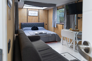 Soggiorno insolito di una notte in houseboat con colazione, aperitivo e cena presso Floating Dream a Fiano in provincia di Torino