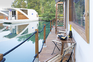 Soggiorno insolito di una notte in houseboat con colazione e aperitivo presso Floating Dream a Fiano in provincia di Torino