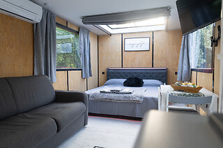 Soggiorno insolito di una notte in houseboat con colazione, aperitivo e cena presso Floating Dream a Fiano in provincia di Torino