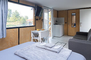 Soggiorno insolito di una notte in houseboat con colazione, aperitivo e cena presso Floating Dream a Fiano in provincia di Torino