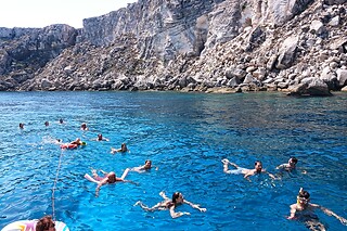 Soggiorno insolito di una notte con cena ed escursione a bordo della barca Egadi Diving nel porto di Marsala