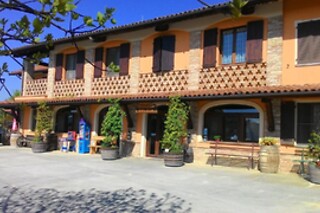 Soggiorno di una notte tra i vigneti presso l'Agriturismo Vecchio Torchio in provincia di Asti