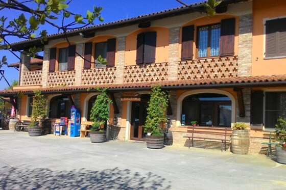 Soggiorno di una notte tra i vigneti presso l'Agriturismo Vecchio Torchio in provincia di Asti